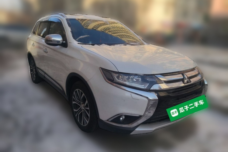 三菱 欧蓝德(进口) 2016款 2.4L 四驱精英版 5座车身外观3