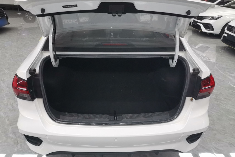 荣威i5 2021款 1.5L CVT铂金版机舱底盘23