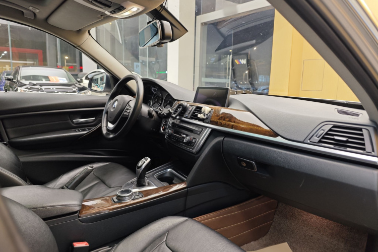 宝马3系 2014款 320Li 豪华设计套装中控内饰7015