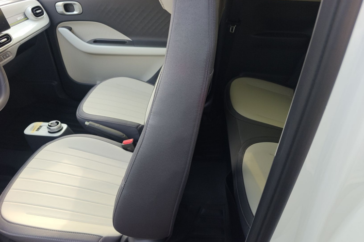 吉利银河 2025款 210km 熊猫骑士中控内饰21