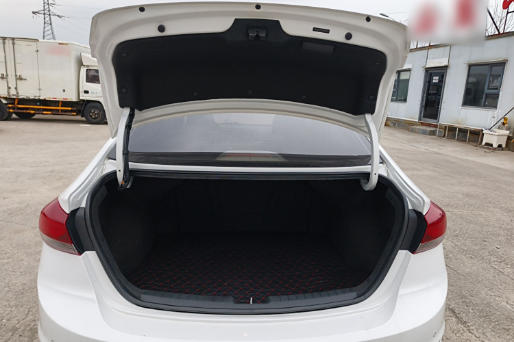 现代 领动 2018款 1.6L 自动15周年特别版机舱底盘23