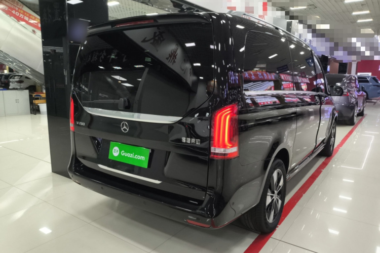 奔驰V级 2022款 V 260 尊贵版车身外观7