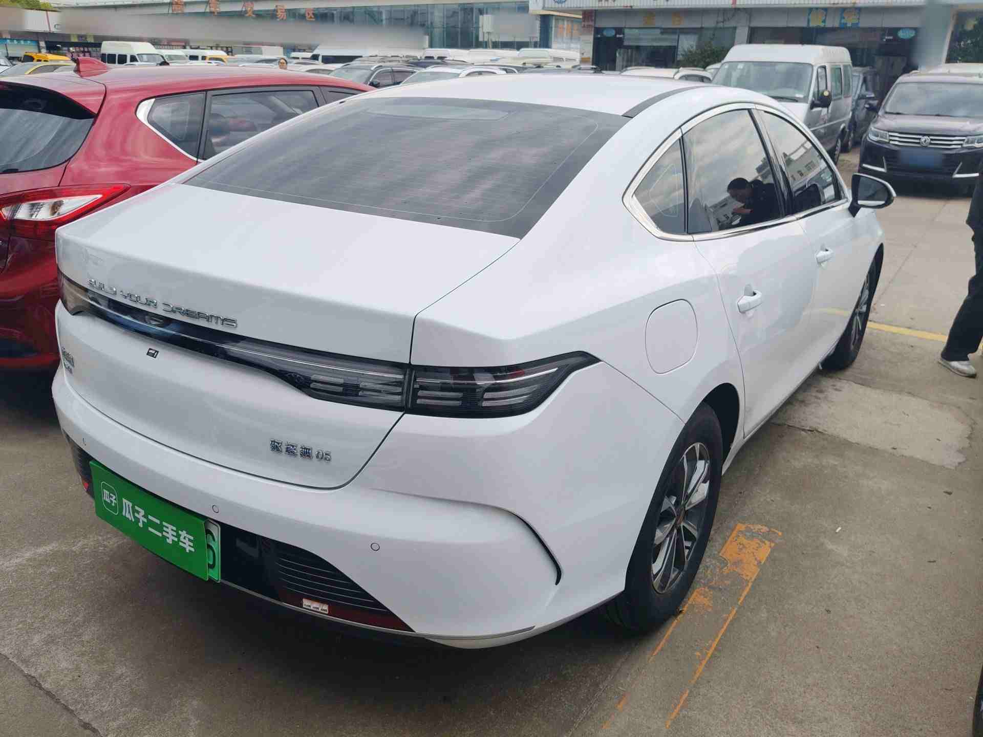 车辆右后45度外观展示