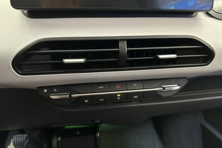 吉利银河 2024款 熊猫mini 200km 耐力熊中控内饰7002