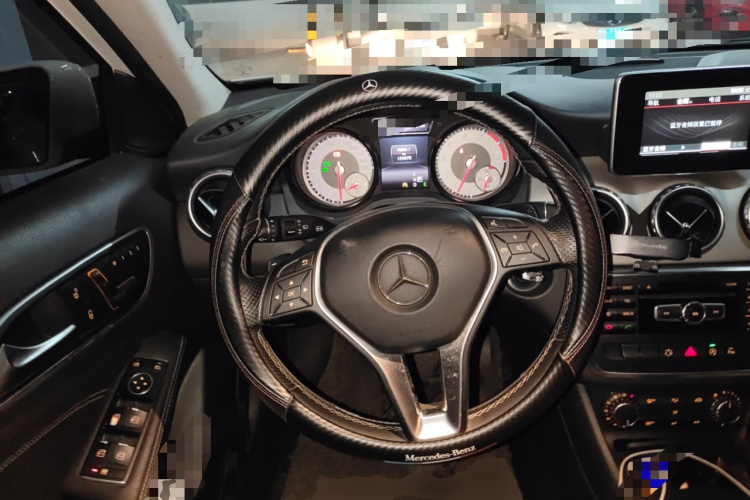 奔驰GLA 2015款 GLA 200 动感型中控内饰13