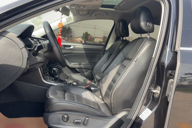 大众 帕萨特 2017款 330TSI DSG尊荣版中控内饰7002