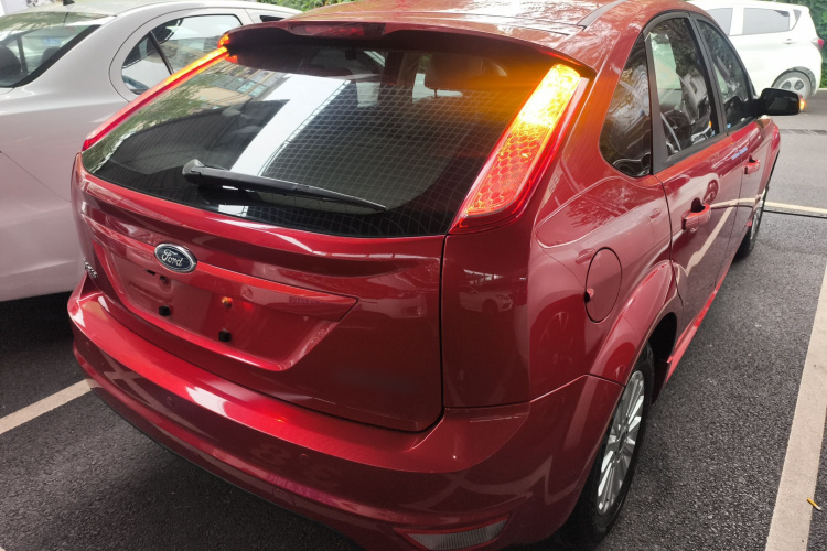 福特 福克斯 2013款 两厢经典 1.8L 手动时尚型车身外观7