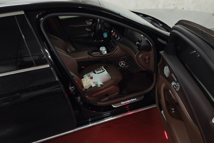 奔驰E级 2020款 改款 E 300 L 殊享版局部细节9005