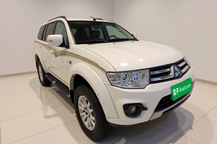 三菱 帕杰罗·劲畅 2013款 3.0L 自动两驱豪华版车身外观3