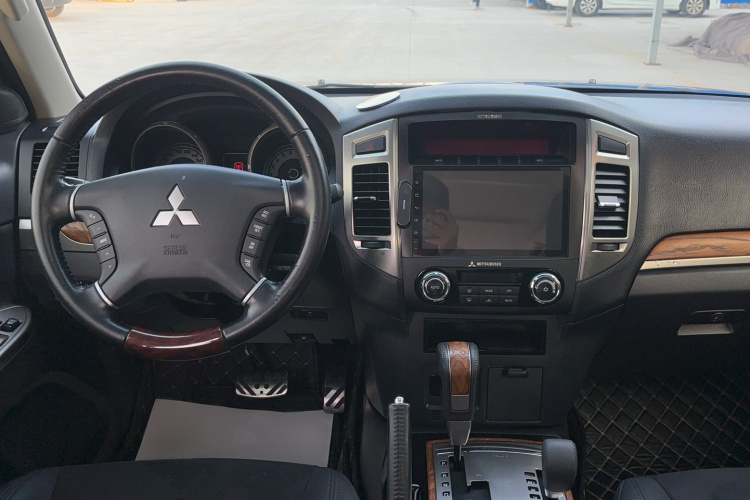 三菱 帕杰罗(进口) 2018款 3.0L 自动舒适版中控内饰7004