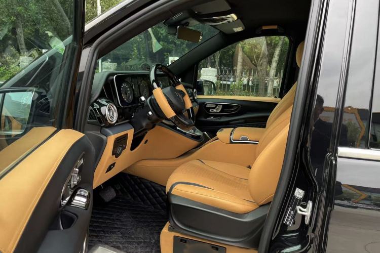 奔驰 威霆 2023款 2.0T 精英版 7座中控内饰7001