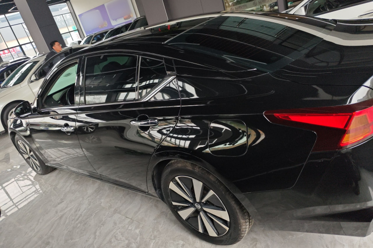 日产 天籁 2021款 2.0L XL 舒适版车身外观4