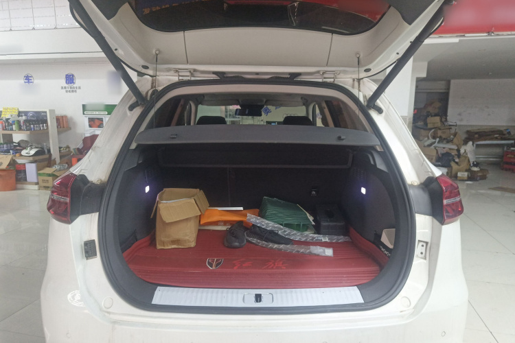 红旗HS5 2019款 2.0T 智联旗享版机舱底盘23