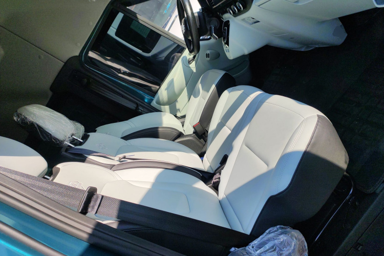 江铃福顺 2025款 2.0T 8AT柴油中轴中高顶商运型多功能乘用车7座局部细节41