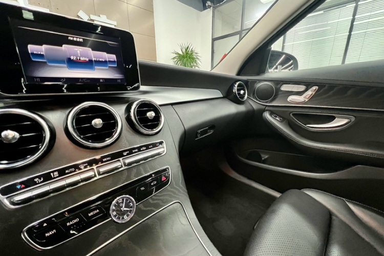 奔驰C级 2015款 C 200 L 运动型中控内饰7005