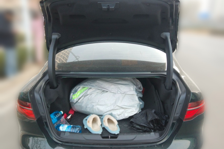 捷豹XEL 2023款 2.0T 250PS R-DYNAMIC S进取运动版中控内饰23