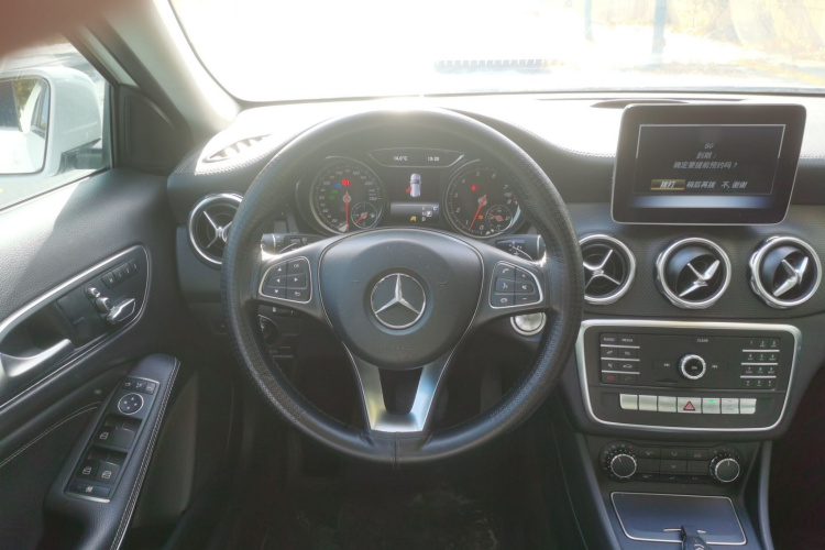 奔驰GLA 2018款 GLA 200 时尚型中控内饰13
