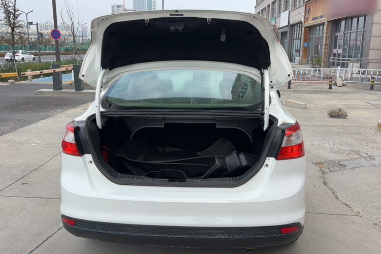 福特 福克斯 2012款 三厢 1.6L 自动舒适型局部细节23