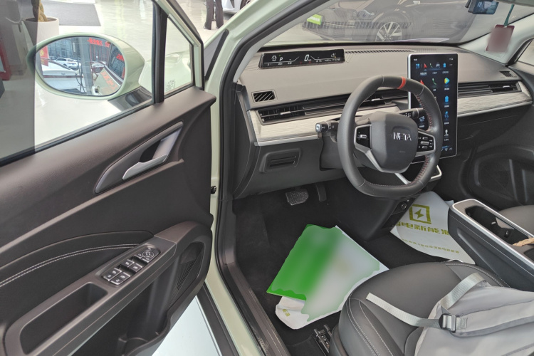 哪吒汽车 哪吒V 2022款 潮 400 Lite中控内饰20