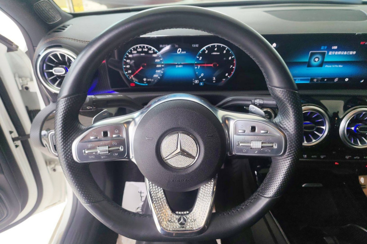 奔驰A级 2021款 A 200 L 运动轿车时尚型局部细节13