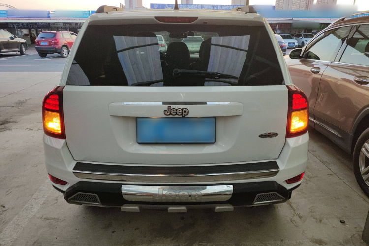 Jeep 指南者(进口) 2014款 改款 2.4L 四驱舒适版车身外观6