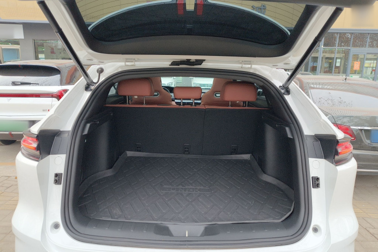 长安UNI-K 2023款 2.0T 两驱悦领型机舱底盘23