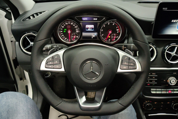 奔驰GLA 2019款 GLA 200 时尚型中控内饰13