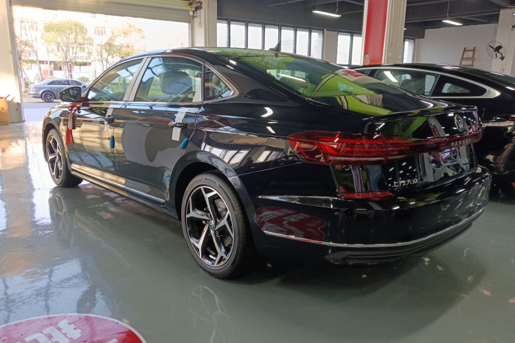 大众 帕萨特 2025款 出众款 330TSI 星空精英版车身外观6005