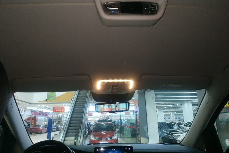 奔驰V级 2022款 V 260 L 长轴距尊贵版中控内饰22