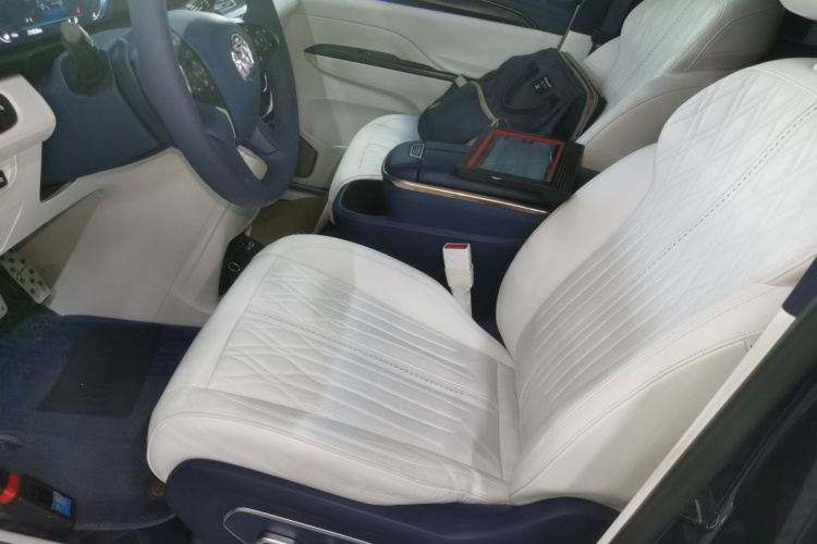 别克GL8 2020款 Avenir艾维亚 四座尊礼版中控内饰19