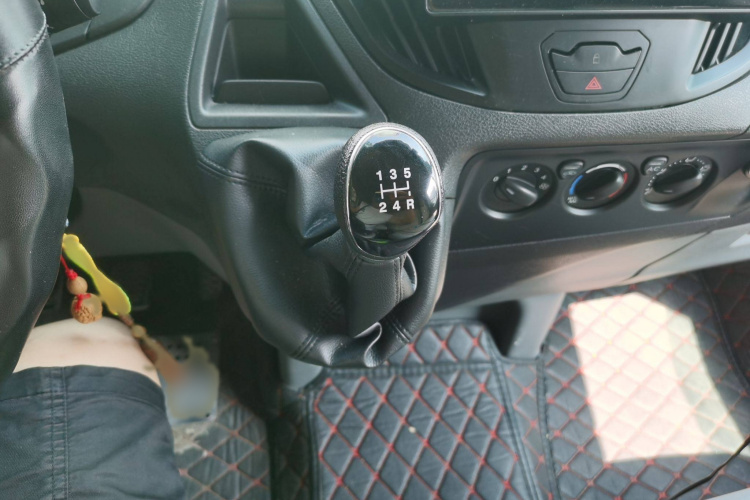 福特 全顺 2020款 2.0T汽油多功能商用车中轴低顶上掀尾门国VI局部细节18