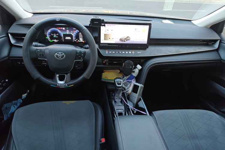 丰田 凯美瑞 2024款  双擎 2.0HG 尊贵版中控内饰12