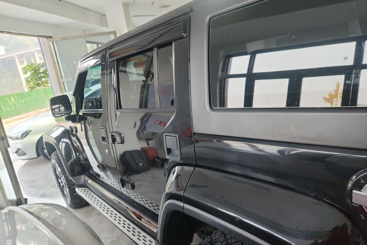 北京BJ40 2018款 PLUS 2.0T 自动四驱城市猎人版车身外观4