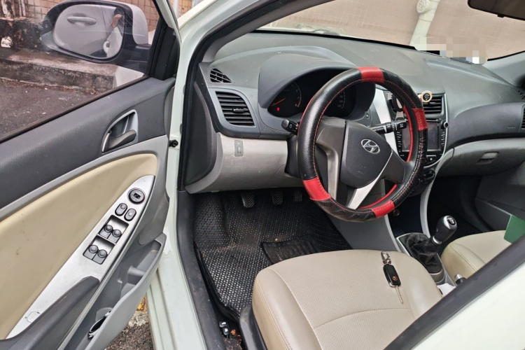 现代 瑞纳 2014款 1.4L 手动智能型GLS中控内饰20