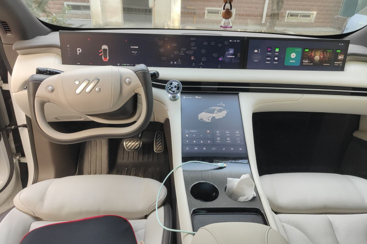 智己汽车 智己LS7 2023款 100kWh Lux后驱版中控内饰7002