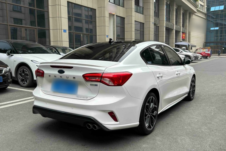 福特 福克斯 2020款 三厢 EcoBoost 180 自动ST Line车身外观6003
