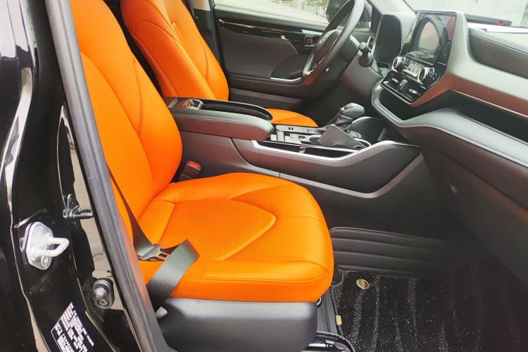 丰田 汉兰达 2023款 2.5L智能电混双擎两驱精英版 7座局部细节41