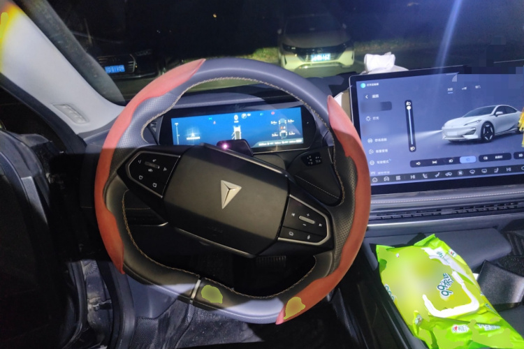 深蓝汽车 深蓝SL03 2022款 1.5L 1200增程版中控内饰13