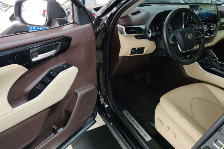 丰田 汉兰达 2022款 双擎 2.5L 四驱尊贵版 7座中控内饰20