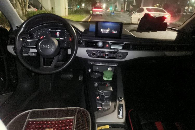 奥迪A4L 2018款 30周年年型 40 TFSI 进取型中控内饰12