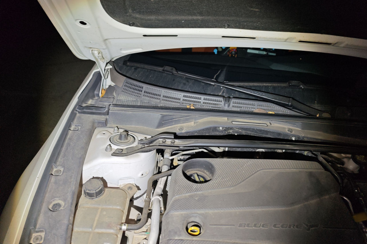 长安UNI-V 2023款 1.5T 运动版局部细节9006