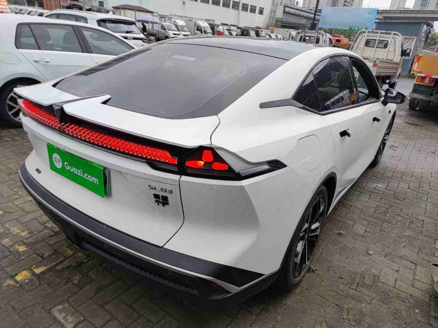 车辆右后45度外观展示