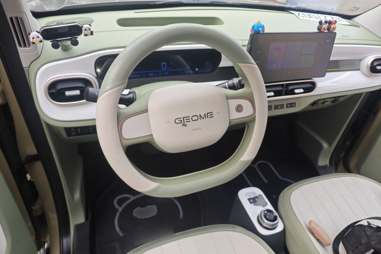 吉利银河 2025款 210km 熊猫骑士中控内饰13