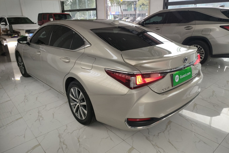 雷克萨斯ES 2020款 300h 卓越版车身外观4