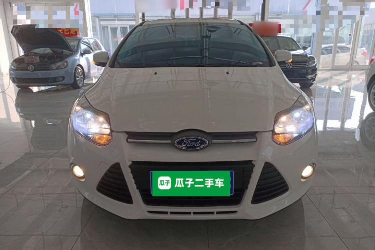 福特 福克斯 2012款 两厢 2.0L 手动豪华运动型车身外观2