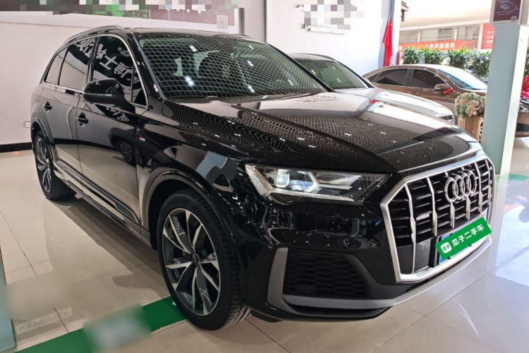 奥迪Q7 2022款 55 TFSI quattro S line运动型车身外观3