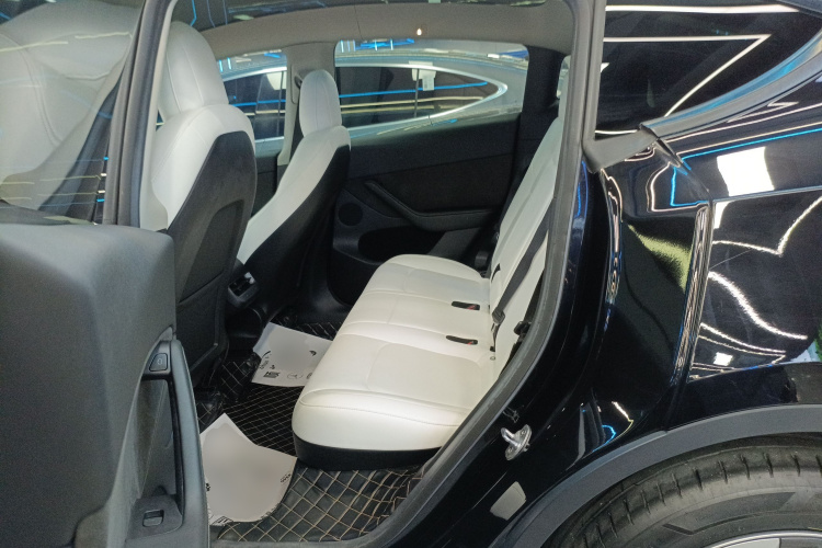 特斯拉 Model Y 2022款 长续航全轮驱动版中控内饰7004