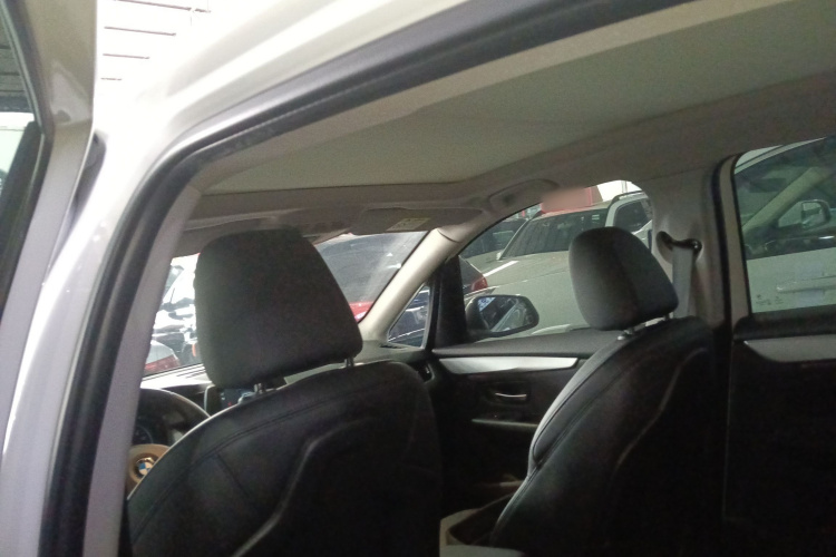 宝马2系旅行车 2016款 220i 领先型局部细节22