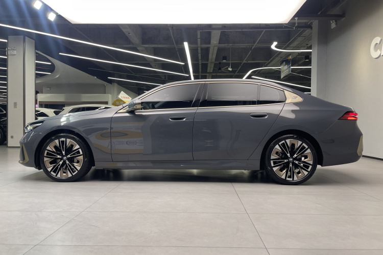 宝马5系 2024款 530Li 尊享型 豪华套装车身外观6004