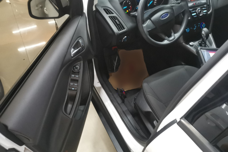 福特 福克斯 2017款 两厢 1.6L 自动舒适型智行版中控内饰20